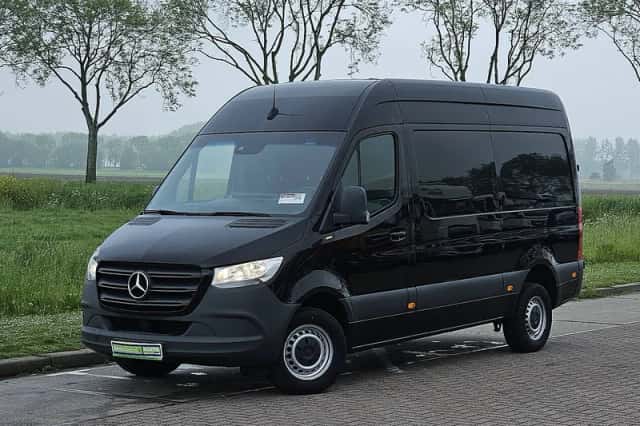 Mercedes-Benz Sprinter (2023) thumbnail 2
