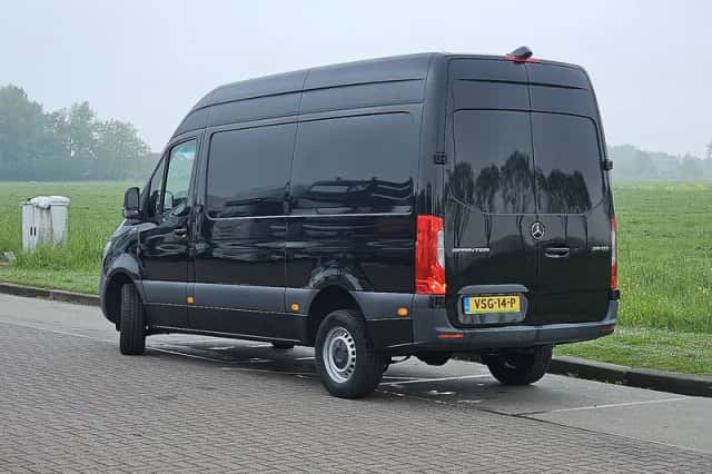 Mercedes-Benz Sprinter (2023) thumbnail 5