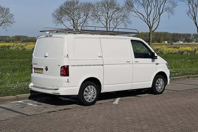 Volkswagen Transporter (2017) thumbnail 3