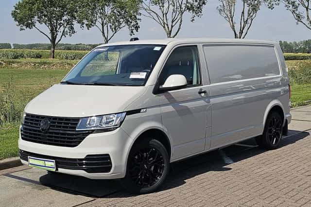 Volkswagen Transporter (2024) thumbnail 2