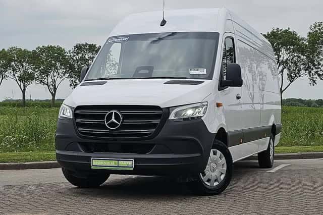 Mercedes-Benz Sprinter (2024) thumbnail 1