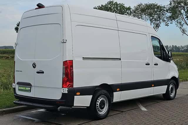 Mercedes-Benz Sprinter (2023) thumbnail 3