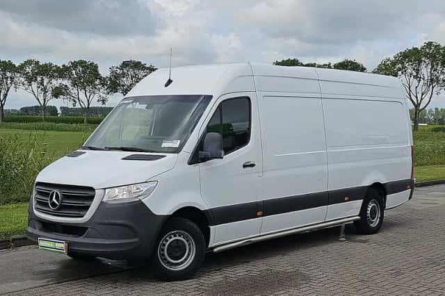 Mercedes-Benz Sprinter (2023) thumbnail 2