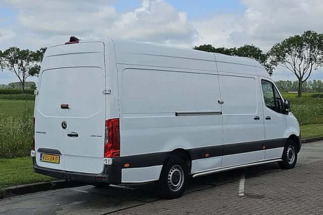 Mercedes-Benz Sprinter (2023) thumbnail 3