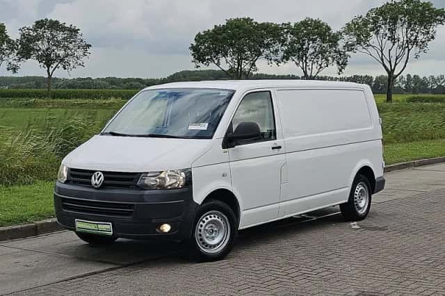 Volkswagen Transporter (2015) thumbnail 2
