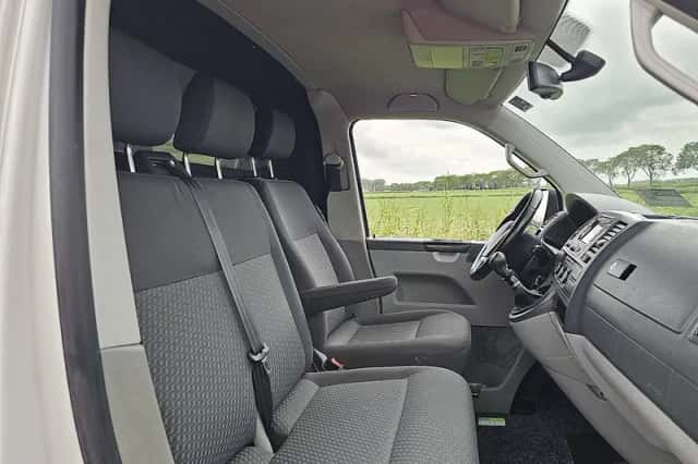 Volkswagen Transporter (2015) thumbnail 6