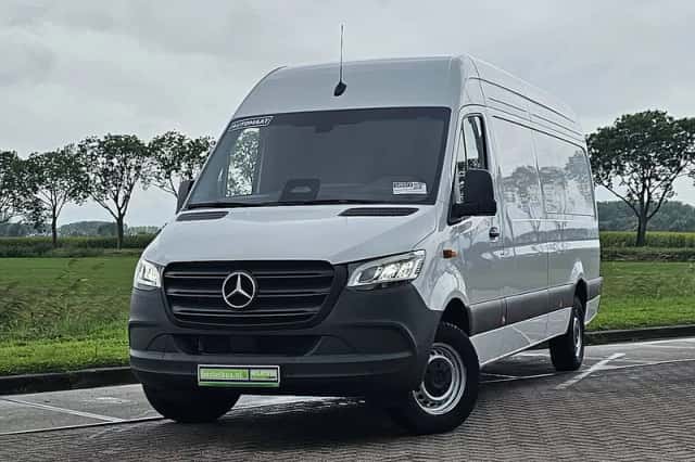 Mercedes-Benz Sprinter (2024) thumbnail 1