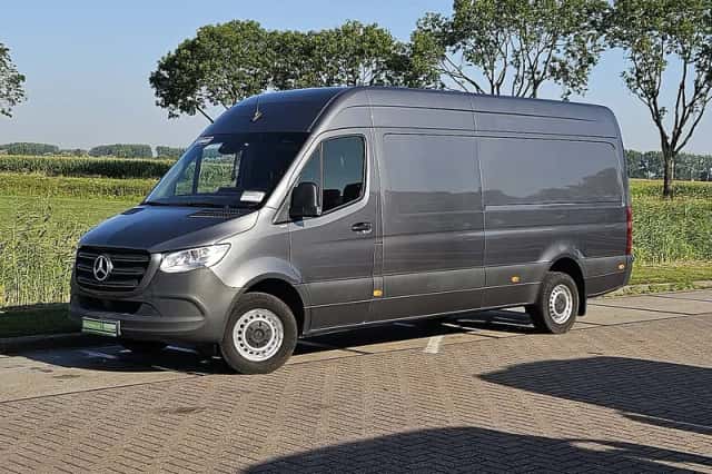 Mercedes-Benz Sprinter (2023) thumbnail 2