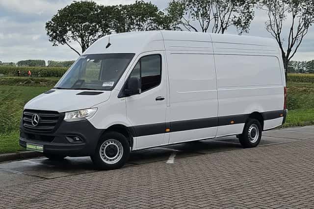 Mercedes-Benz Sprinter (2024) thumbnail 2