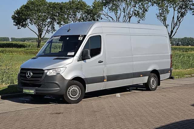 Mercedes-Benz Sprinter (2023) thumbnail 2
