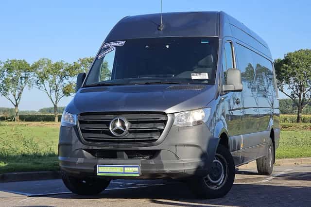 Mercedes-Benz Sprinter (2023) thumbnail 1