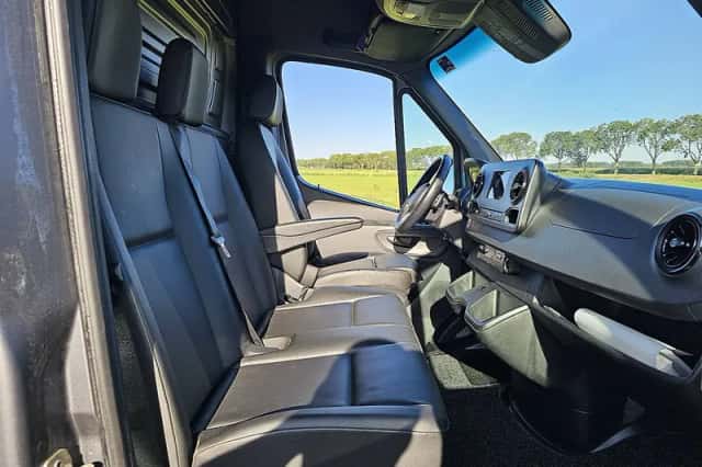 Mercedes-Benz Sprinter (2023) thumbnail 6