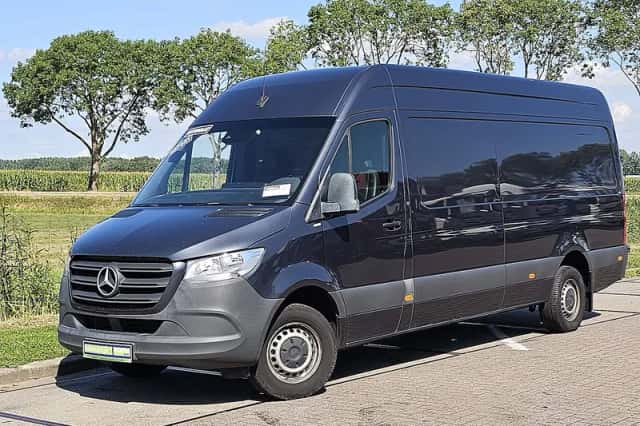 Mercedes-Benz Sprinter (2023) thumbnail 2