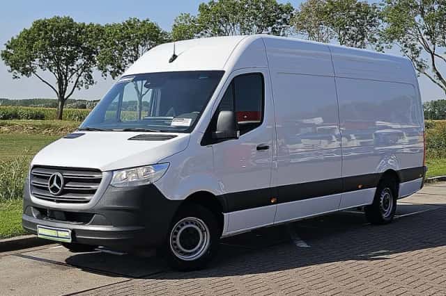 Mercedes-Benz Sprinter (2024) thumbnail 2