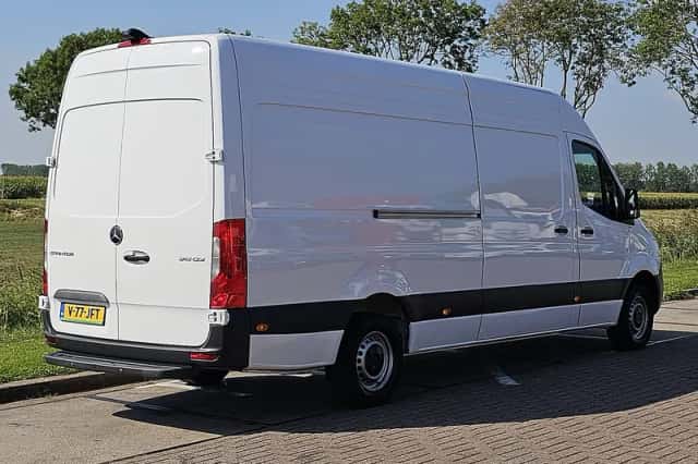 Mercedes-Benz Sprinter (2024) thumbnail 3
