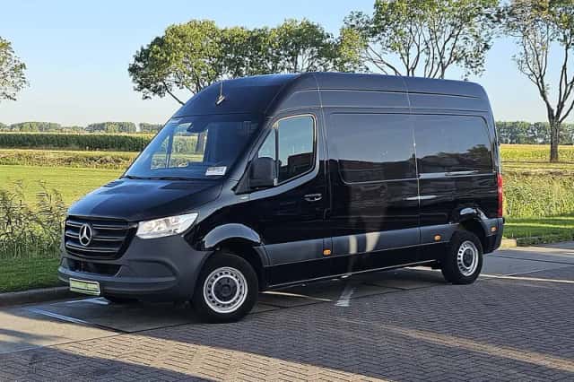 Mercedes-Benz Sprinter (2023) thumbnail 2