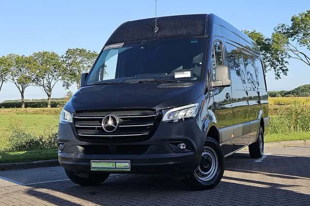 Mercedes-Benz Sprinter (2023) thumbnail 1