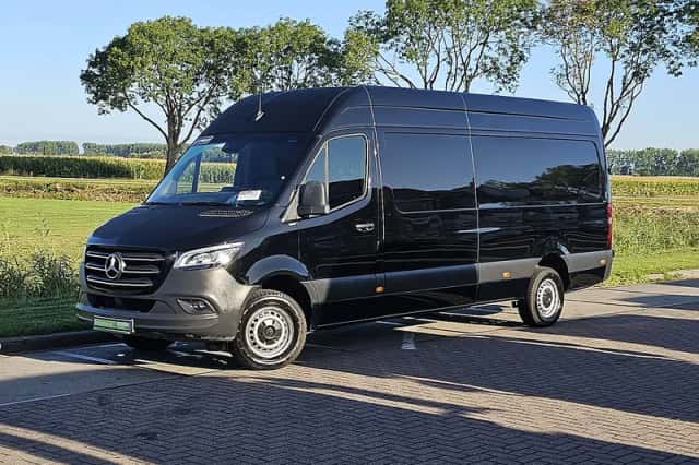 Mercedes-Benz Sprinter (2023) thumbnail 2