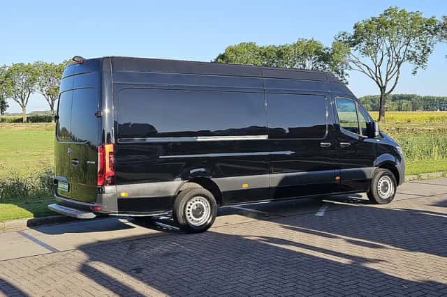 Mercedes-Benz Sprinter (2023) thumbnail 3