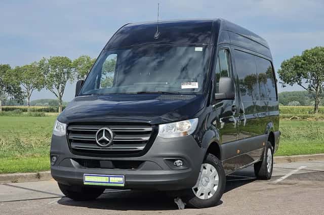 Mercedes-Benz Sprinter (2023) thumbnail 1