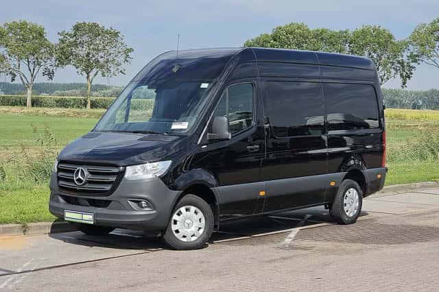 Mercedes-Benz Sprinter (2023) thumbnail 2