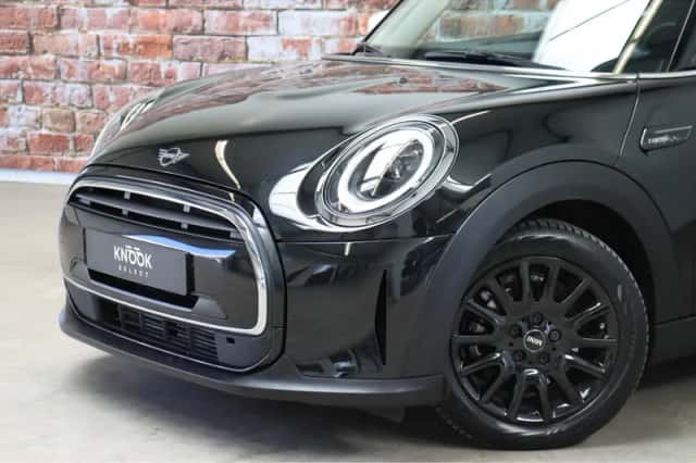 MINI Cooper (2023) thumbnail 2