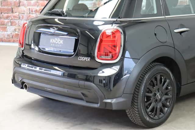 MINI Cooper (2023) thumbnail 5