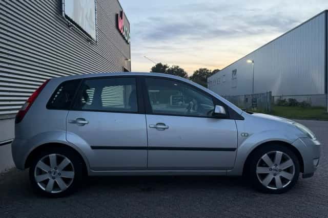 Ford Fiesta (2005) thumbnail 4