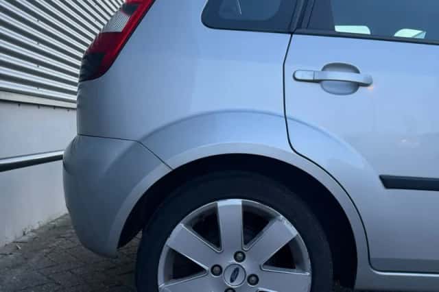 Ford Fiesta (2005) thumbnail 5