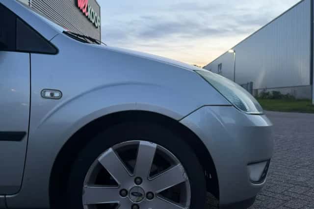 Ford Fiesta (2005) thumbnail 6