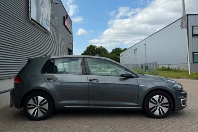 Volkswagen E-Golf (2018) thumbnail 3