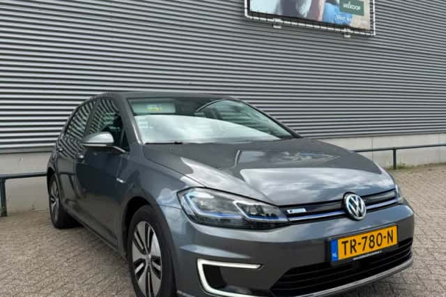 Volkswagen E-Golf (2018) thumbnail 4