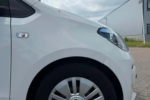 Volkswagen Up! (2016) thumbnail 5