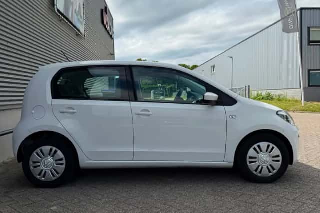 Volkswagen Up! (2015) thumbnail 3