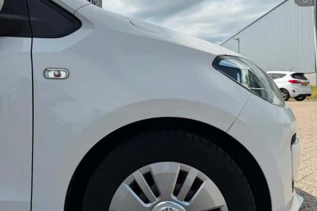 Volkswagen Up! (2015) thumbnail 5
