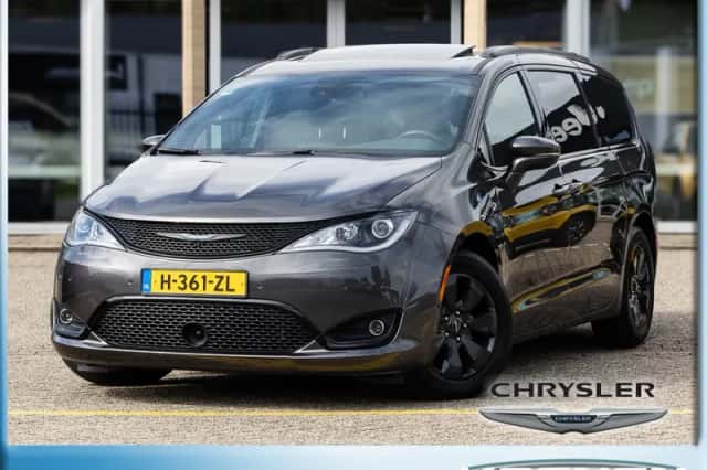 Chrysler Pacifica (2020) thumbnail 1