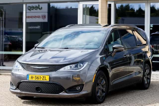 Chrysler Pacifica (2020) thumbnail 3