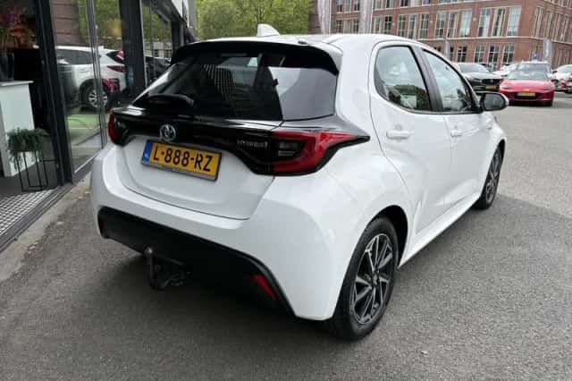 Toyota Yaris (2021) thumbnail 3