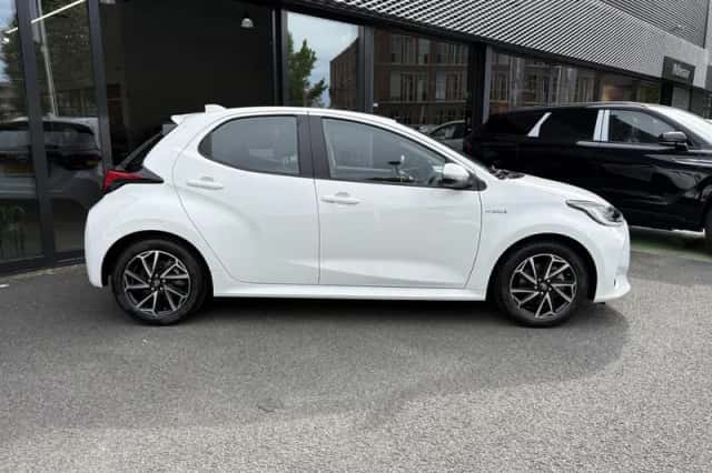 Toyota Yaris (2021) thumbnail 2