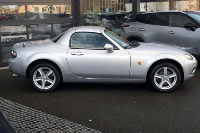 Mazda MX-5 (2010) thumbnail 2