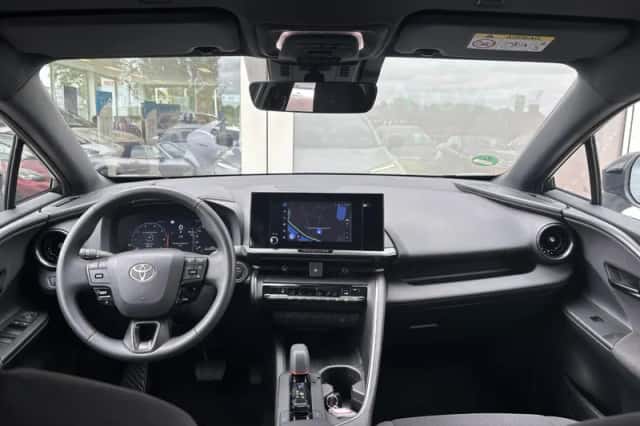 Toyota C-HR (2024) thumbnail 2