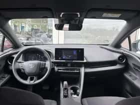 Toyota C-HR (2024) thumbnail 2