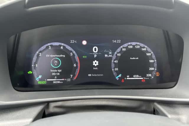 Toyota C-HR (2024) thumbnail 3