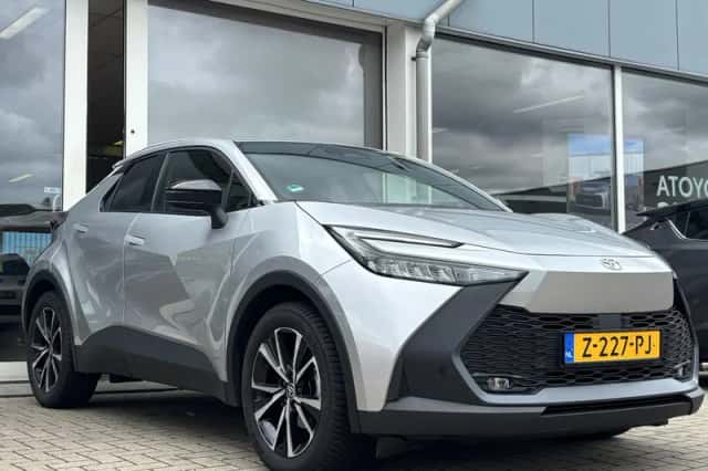 Toyota C-HR (2024) thumbnail 5