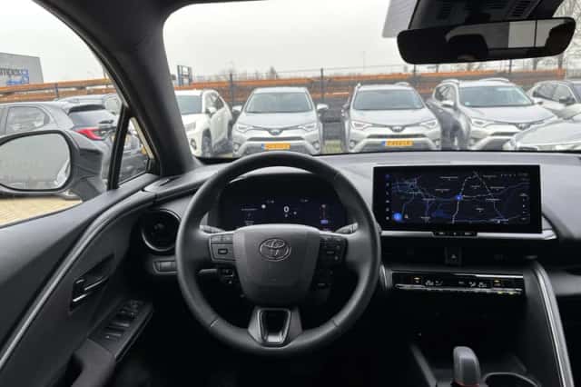 Toyota C-HR (2024) thumbnail 2