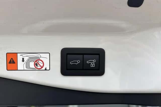 Toyota C-HR (2024) thumbnail 24
