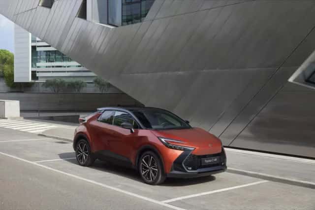 Toyota C-HR (2025) thumbnail 2