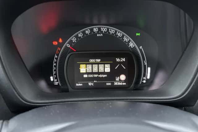 Toyota Aygo (2022) thumbnail 3