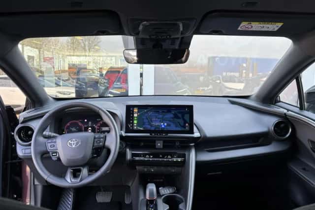 Toyota C-HR (2024) thumbnail 2