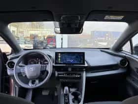 Toyota C-HR (2024) thumbnail 2